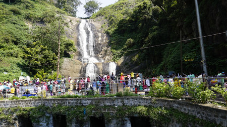 kodaikanal, india - June 04 2023: Tourists enjoying the beautiful view of the kodaikanal Silver Cascade with family and friends and honeymoon couple. Top tourist attraction in kodaikanalのeditorial素材