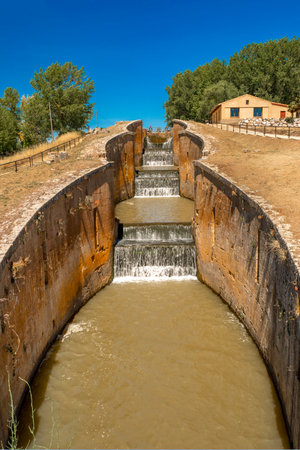 Floodgate Canal, Canal of Castile, 18-19th Century Hydraulic Engineering, National Heritage Site, Spanish Goods of Cultural Interest, FrÃ³mista, Palencia, Castile and LeÃ³n, Spainの写真素材