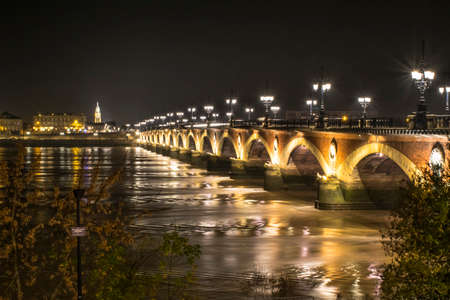 Bordeaux bridge at night, Franceの写真素材