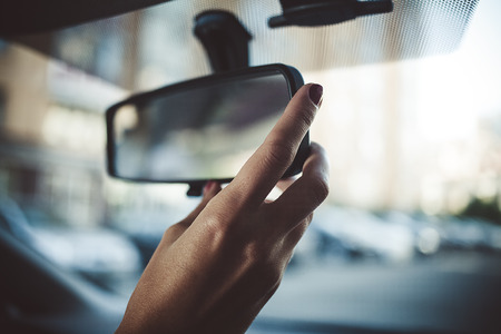 A man is driving a rear-view mirror in the carの写真素材