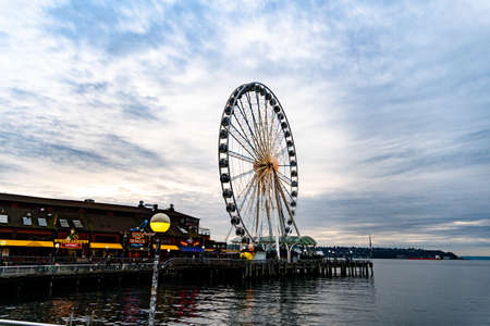Seattle, Washington - 2018-11-25 - Seattle Ferris wheel with Miners land on the side photo taken from the waterfrontのeditorial素材