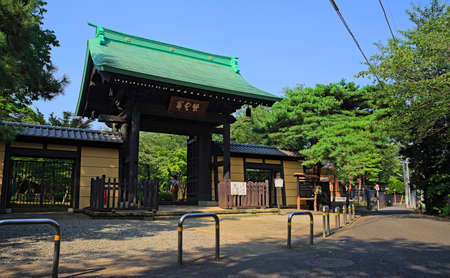 View of the entrance of Gotokuji Temple on a clear summer dayのeditorial素材