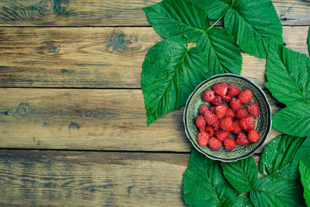 raspberries ceramic wood leaf summer berry sweetの写真素材