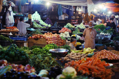 Vegetable market at night in saddar bazaar, Karachi, Pakistan 15/03/2013のeditorial素材