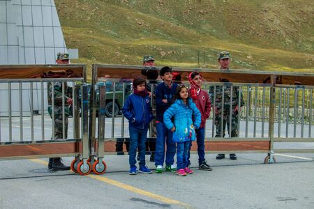 Kids taking picture with Chinese Soldiers at Khunjerab pass, Pak China Border 6/28/2018のeditorial素材