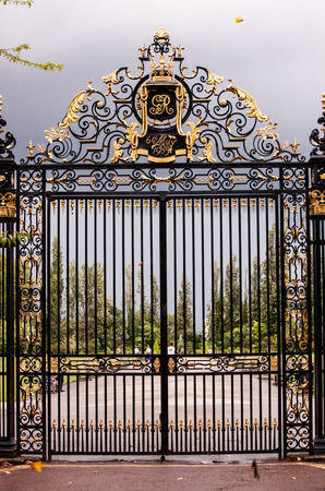 The wrought irom gate for silver jubilee of kim george V regent's park Londonのeditorial素材