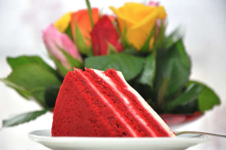 Red Velvet Cake mit Rosenの写真素材