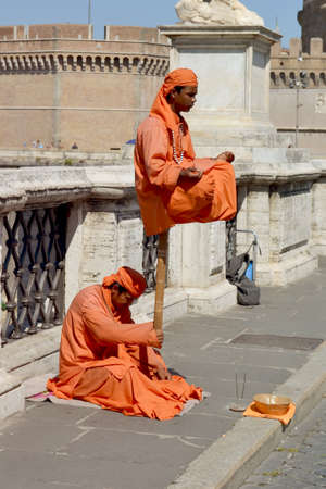 Hindus performing by the streets of Italyのeditorial素材