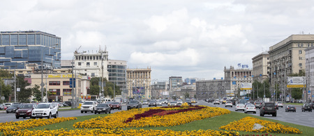 Moscow, Russia -September 04,2016: Along Kutuzovsky Prospekt moving cars and pedestriansのeditorial素材