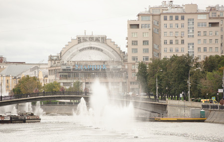 Moscow, Russia -September 08,2016: House on the waterfront and the Cinema "Udarnik",Drummer-one of the oldest cinemas in Moscow.On the embankments Vodootvodnoy channel moving cars and pedestriansのeditorial素材