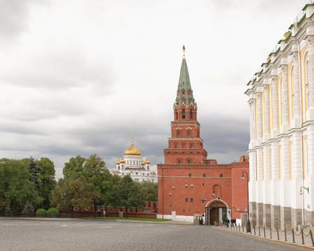 Moscow, Russia -September 09,2016: Kremlin tower Borovitskaya. At the post stands guard. Tourists come to the Kremlinのeditorial素材