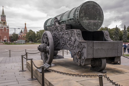 Moscow, Russia -September 09,2016: Kremlin. The Tsar Cannon, cast in bronze in 1586 by A. Chokhov on Cannon yard. Tourists visiting the sightsのeditorial素材