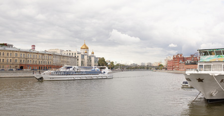 Moscow, Russia -September 09,2016: Passenger vessels with tourists on board float on the Moscow-riverのeditorial素材