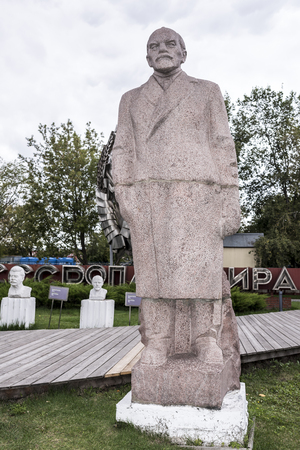 Moscow, Russia -September 09,2016: Sculpture "Lenin" in the park Muzeon, granite. Sculptor V.Chazovのeditorial素材