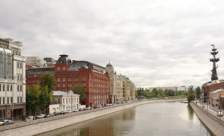 Moscow, Russia -September 09,2016: View of the Bolotnaya and Yakimanskaya embankments.On the waterfront walk peopleのeditorial素材