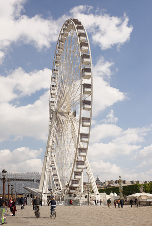 Paris,France- April 29, 2017: The Paris wheel on the Place de la Concorde. The area is moved by cyclists and pedestriansのeditorial素材