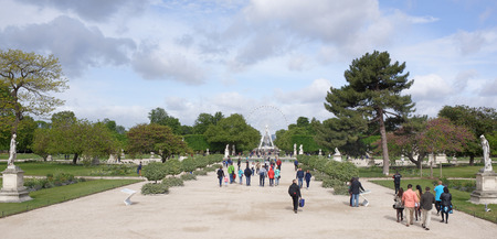 Paris,France- April 30, 2017: The garden of the Tuileries. Along the avenue Santral go peopleのeditorial素材