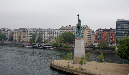 Paris; France-May 05; 2017:The swan island became a haven for a smaller Statue of Liberty. The copper lady, 11.5 meters high, peers at the distant shores of the American continentのeditorial素材
