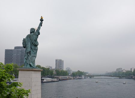 Paris; France-May 05; 2017:The swan island became a haven for a smaller Statue of Liberty. The copper lady, 11.5 meters high, peers at the distant shores of the American continentのeditorial素材