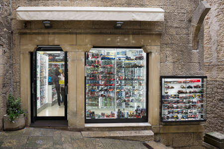 San Marino- April 05,2014:  Shop window, which displays scale models of vehiclesのeditorial素材