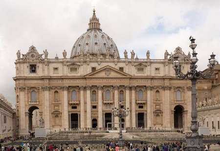 VATICAN,ITALY-APRIL 04-Tourists visiting St. Peter's Squareのeditorial素材