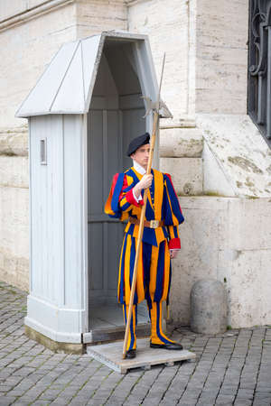 VATICAN,ITALY-APRIL 04-The colourfully attired Swiss Guards at the Vatican are tasked with protecting the Pope on April 04,2014 in Vatican 
 

Details
The colourfully attired Swiss Guards at the Vatican are tasked with protecting the Popeのeditorial素材