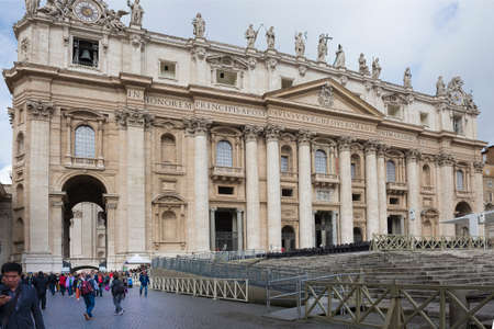 VATICAN,ITALY-APRIL 04-Tourists visiting St. Peter's Square on April 04,2014 in Vaticanのeditorial素材