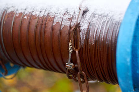 Well drum with rope covered with snow in Novemberの写真素材