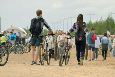 29.05.2016.Russia.The Park of 300-anniversary of St. Petersburg.Here rests a lot of people.Among them, young people with bicycles.のeditorial素材