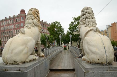 Russia.Saint-Petersburg.Bridge with sculptures of lions connects the banks of the city canal.の写真素材