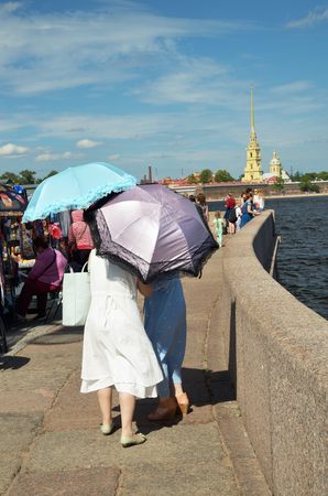 17.07.2016.Russia.Saint-Petersburg.On the street the weather is hot.Tourists take cover parasols.のeditorial素材