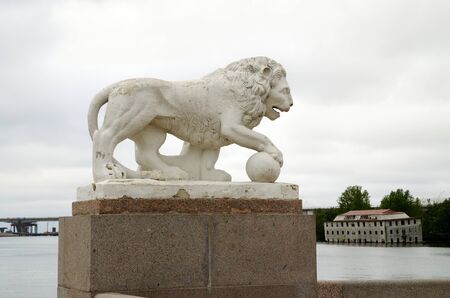 White Lion sculpture on the waterfront in the city Park.の写真素材