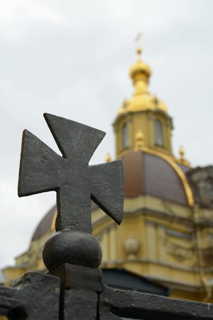 The metal cross on the fence around the Cathedral, as an architectural element.の写真素材
