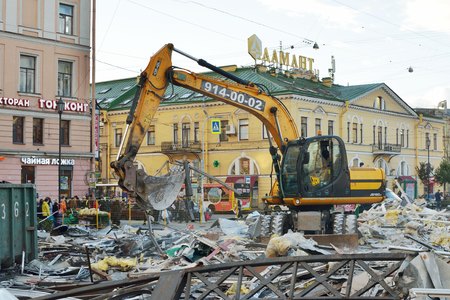 01.10.2016.Russia.Saint-Petersburg.Excavator destroys a building in the city center,on Sennaya square.のeditorial素材