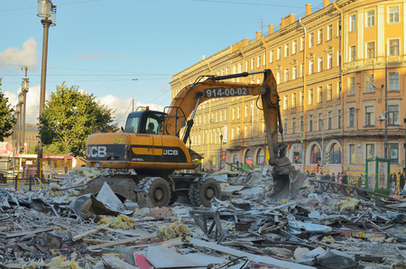 01.10.2016.Russia.Saint-Petersburg.Excavator destroys a building in the city center,on Sennaya square.のeditorial素材