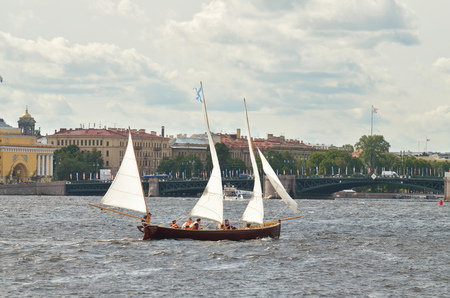 13.08.2016.Russia.Saint-Petersburg.Boat sailing on the river in the city.のeditorial素材