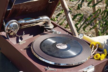 23.04.2016.Russia.Saint-Petersburg.Old record spinning on the gramophone and emits a melody.のeditorial素材