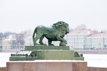 17.12.2016.Russia.Saint-Petersburg.Lion sculpture on the embankment of the river in the city.のeditorial素材