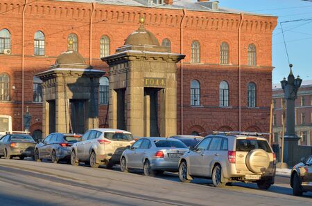04.01.2017.Russia.Saint-Petersburg.A series of cars gathered in a heap at the city bridge.のeditorial素材