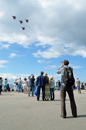 05.07.2015.Russia.Saint-Petersburg.People watch the flight of military aircraft.のeditorial素材