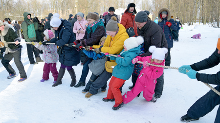 25.02.2017.Russia.Saint-Petersburg.Youth fun in dragging the rope between the teams.のeditorial素材