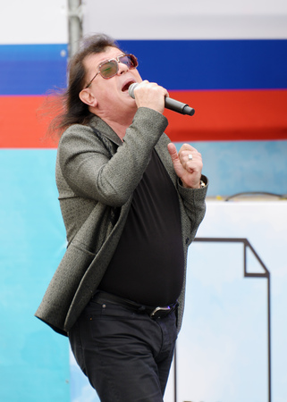 08.07.2017.Russia.Saint-Petersburg.Igor Kornelyuk- Soviet and Russian composer and singer. Speaks to the audience at the concert.のeditorial素材