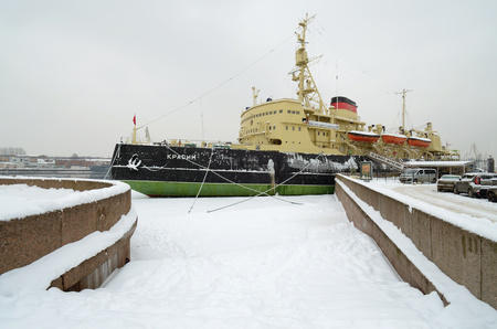 Saint-Petersburg.Russia.02.09.2018.icebreaker Krasin on the coast of the Neva.The ship participated in Arctic ekspeditsiyah.のeditorial素材