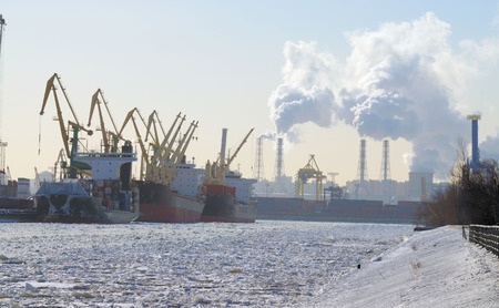 The natural landscape at the cargo port.The natural landscape at the cargo port.The Bay froze.Ships loaded with goodsの写真素材