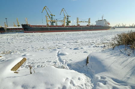 The natural landscape at the cargo port.The natural landscape at the cargo port.The Bay froze.Ships loaded with goodsの写真素材