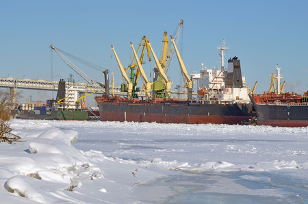 The natural landscape at the cargo port.The natural landscape at the cargo port.The Bay froze.Ships loaded with goodsのeditorial素材
