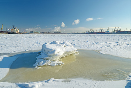 The natural landscape at the cargo port.The natural landscape at the cargo port.The Bay froze.Ships loaded with goodsの写真素材