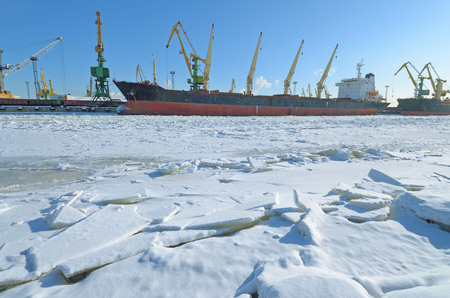 The natural landscape at the cargo port.The natural landscape at the cargo port.The Bay froze.Ships loaded with goodsの写真素材