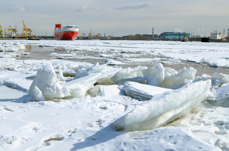 The natural landscape at the cargo port.The natural landscape at the cargo port.The Bay froze.Ships loaded with goodsの写真素材