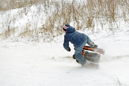 Saint-Petersburg.Russia.December.23.2018.Ride in winter from the mountains in tubing.They're inflatable cameras.They quickly glide on snow.のeditorial素材